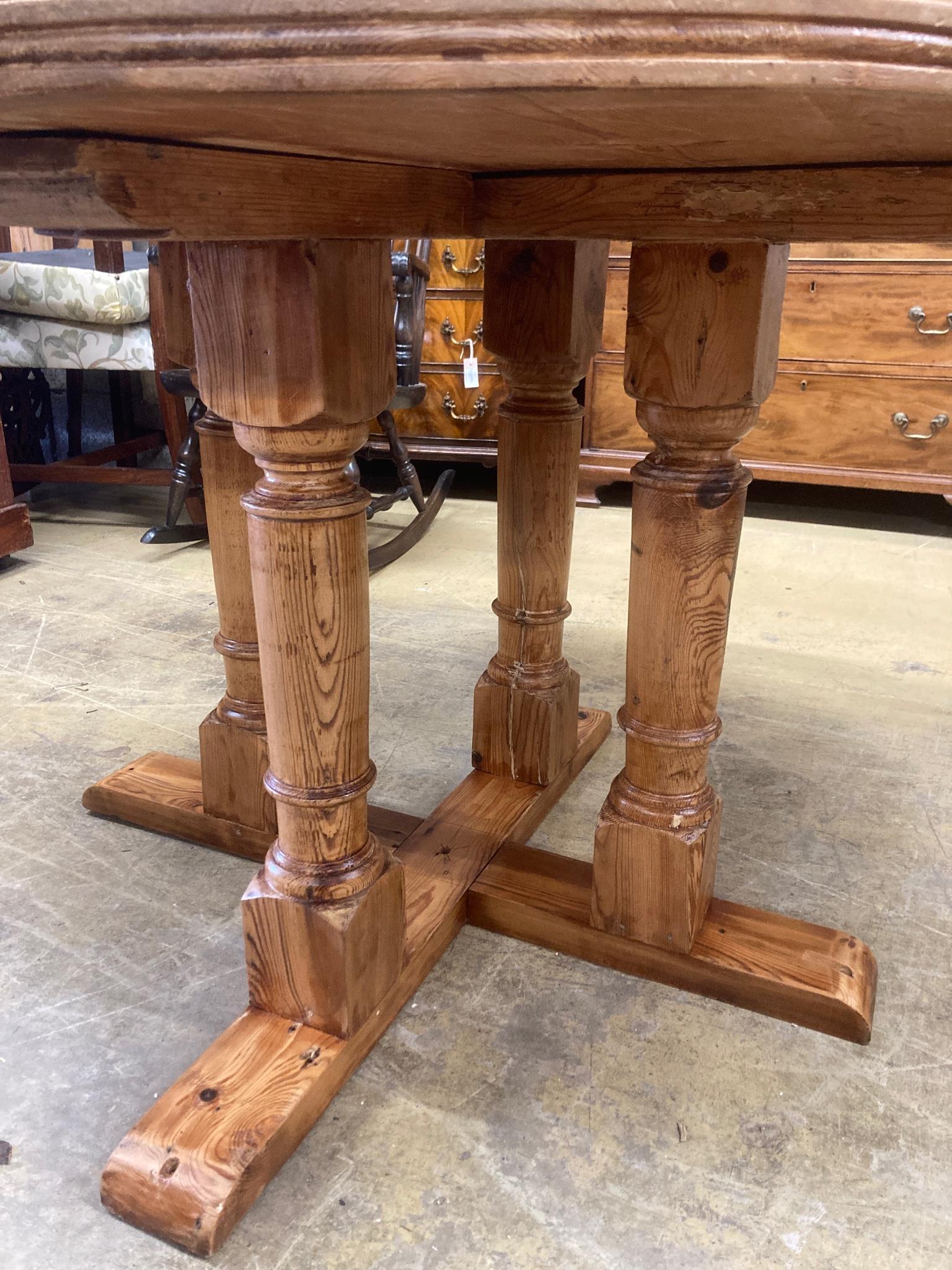 A Victorian style circular pine dining table, diameter 121cm, height 73cm